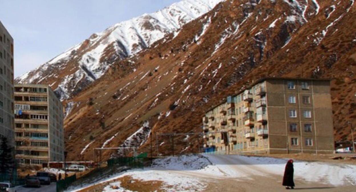 Посёлок Нейтрино, здание общежития (справа) в 2020 году. Фото Людмилы Маратовой для "Кавказского узла"