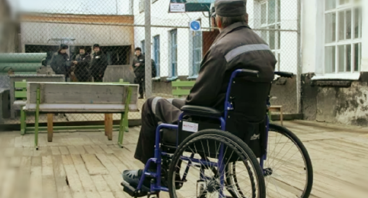 Инвалид в колонии. Скриншот фото RusNord https://rusnord.ru/scandal/61905-invalid-iz-kolonii-v-korjazhme-poluchil-dolgozhdannye-sredstva-reabilitacii.html/