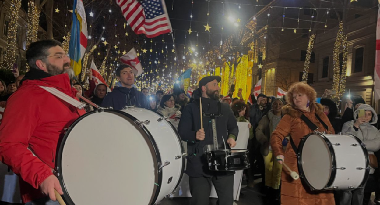 протестное шествие в Тбилиси. Скриншот фото телекомпании "Пирвели" от 03.01.26, https://tvpirveli.ge/ka/siaxleebi/sazogadoeba/118471-protestis-402-e-dge-parlamenttan-aqtsia-mimdinareobs