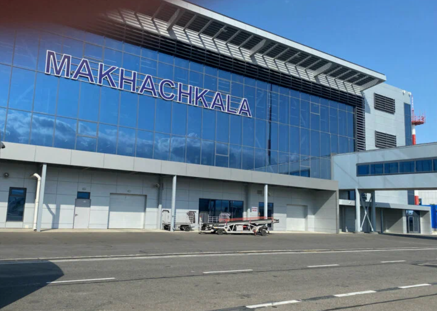Аэропорт Махачкалы. Скриншот фото с сервиса "Яндекс.Карты", https://yandex.ru/maps/org/mezhdunarodny_aeroport_makhachkala/1116953386/?ll=47.652918%2C42.816739&z=14