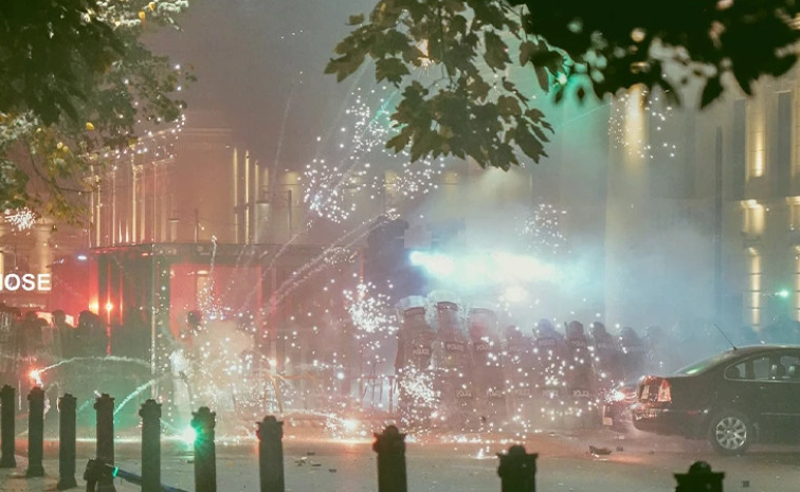 Фото беспорядков в Тбилиси в ходе протестной акции в день муниципальных выборов 4 октября. Телекомпания Pirveli / https://tvpirveli.ge/ka/siaxleebi/sazogadoeba/119066-sasakhlis-gobis-saqme-mosamartle-tamar-mchedlishvilma-braldebulebi-patimrobashi