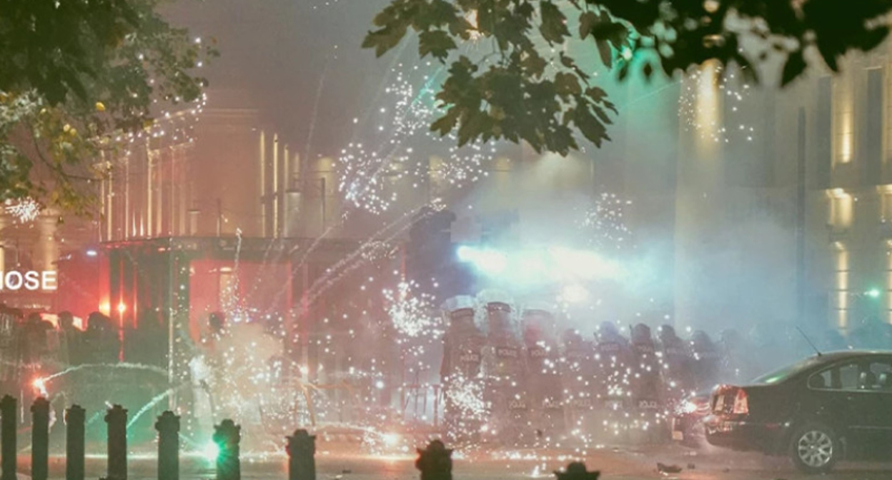 Фото беспорядков в Тбилиси в ходе протестной акции в день муниципальных выборов 4 октября. Телекомпания Pirveli / https://tvpirveli.ge/ka/siaxleebi/sazogadoeba/119066-sasakhlis-gobis-saqme-mosamartle-tamar-mchedlishvilma-braldebulebi-patimrobashi