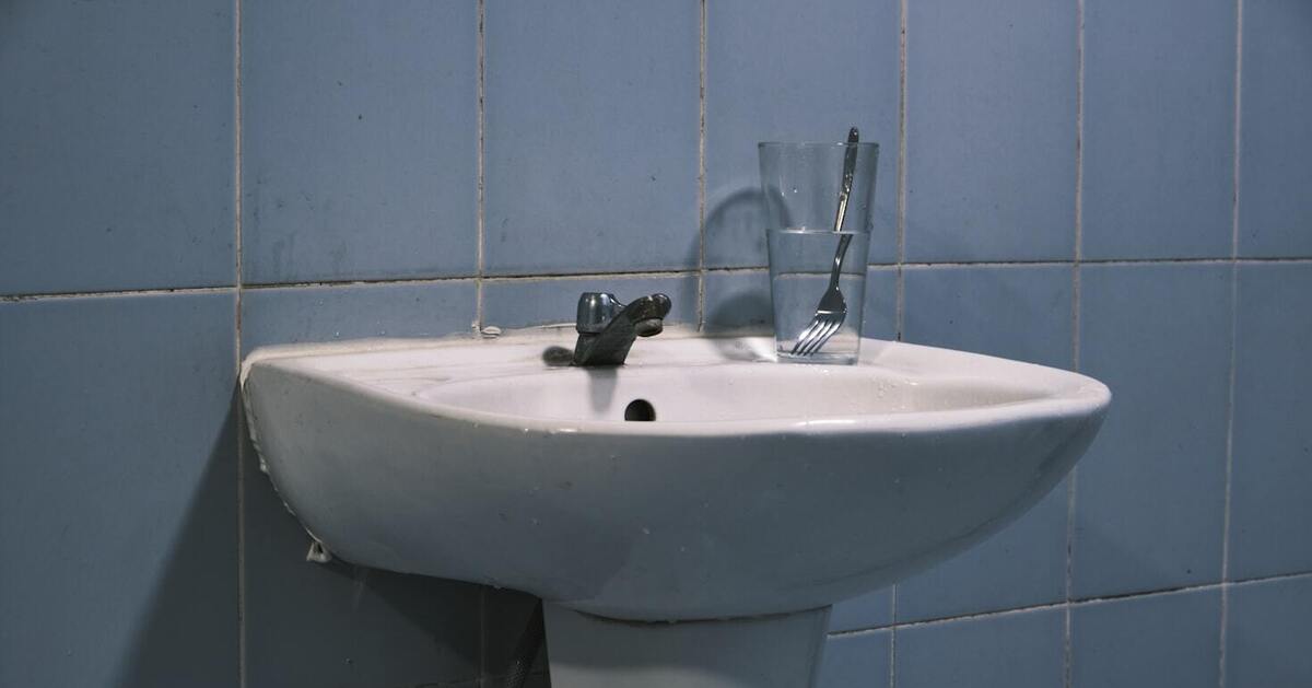 Умывальник и водопроводный кран.  Фото: krzhck / Unsplash.com