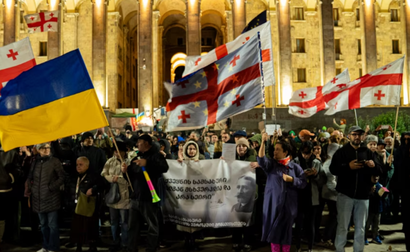 Сторонники евроинтеграции на акции протеста в Тбилиси в 414-й день протестов. Фото: TvPirveli / https://tvpirveli.ge/ka/siaxleebi/politika/119259-tsikhit-muqara-trotuarze-dgomis-gamo-tsesrigis-datsva-tu-samartlebrivi-absu