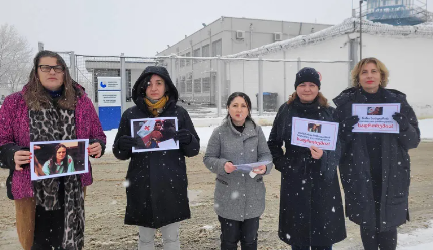 Участницы акции протеста у тюрьмы №5. Скриншот фото "Интерпрессньюс" от 18.01.26, https://www.interpressnews.ge/ka/article/859695-saprotesto-mozraobis-300-kali-carmomadgenlebma-rustavis-cixestan-akcia-gamartes-da-cixis-direktors-mimartes.