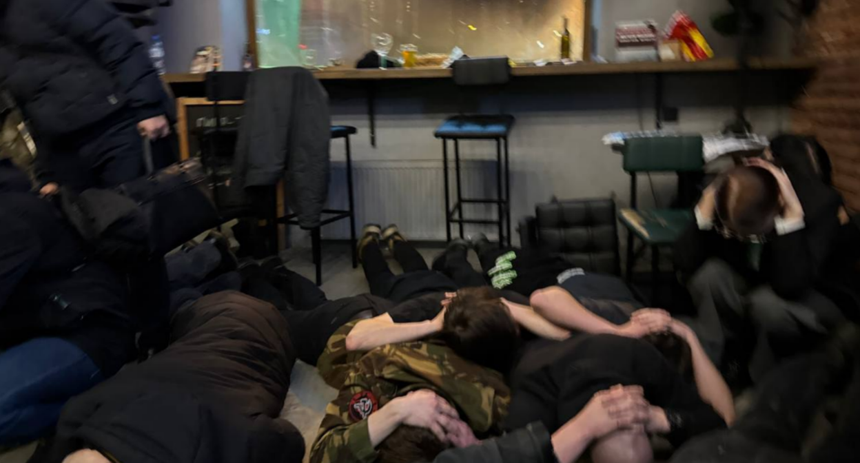 Силовики заставили лечь на пол участников "Лимоновских чтений" в Краснодаре. Скриншот фото из Telegram-канала "Национальная правозащита" от 18.01.26, https://t.me/rightsofnation/2453?single