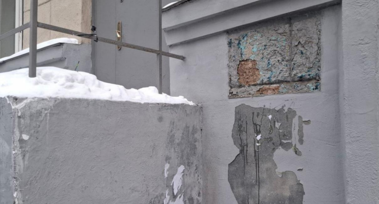 Подъезд дома Политковской. Скриншот фото "Медиазоны" от 24.01.26, https://t.me/mediazzzona/27249.