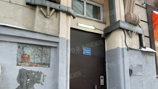 Подъезд дома Политковской днем 25 января. Скриншот фото "Гулагу.нет" от 25.01.26, https://t.me/NetGulagu/12948