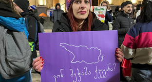 Протестущая в Тбилиси в 427-й день держит плакат с надписью:"Кто съел страну!". Фото: Tv Pirveli / https://tvpirveli.ge/ka/siaxleebi/sazogadoeba/120155-utskveti-protestis-427-e-dge-rustavelis-gamzirze-saprotesto-aqtsia-mimdinar