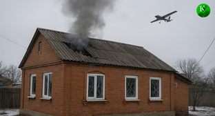 Поврежденный дом. Иллюстрация создана «Кавказским узлом» с помощью ИИ в программе Copilot