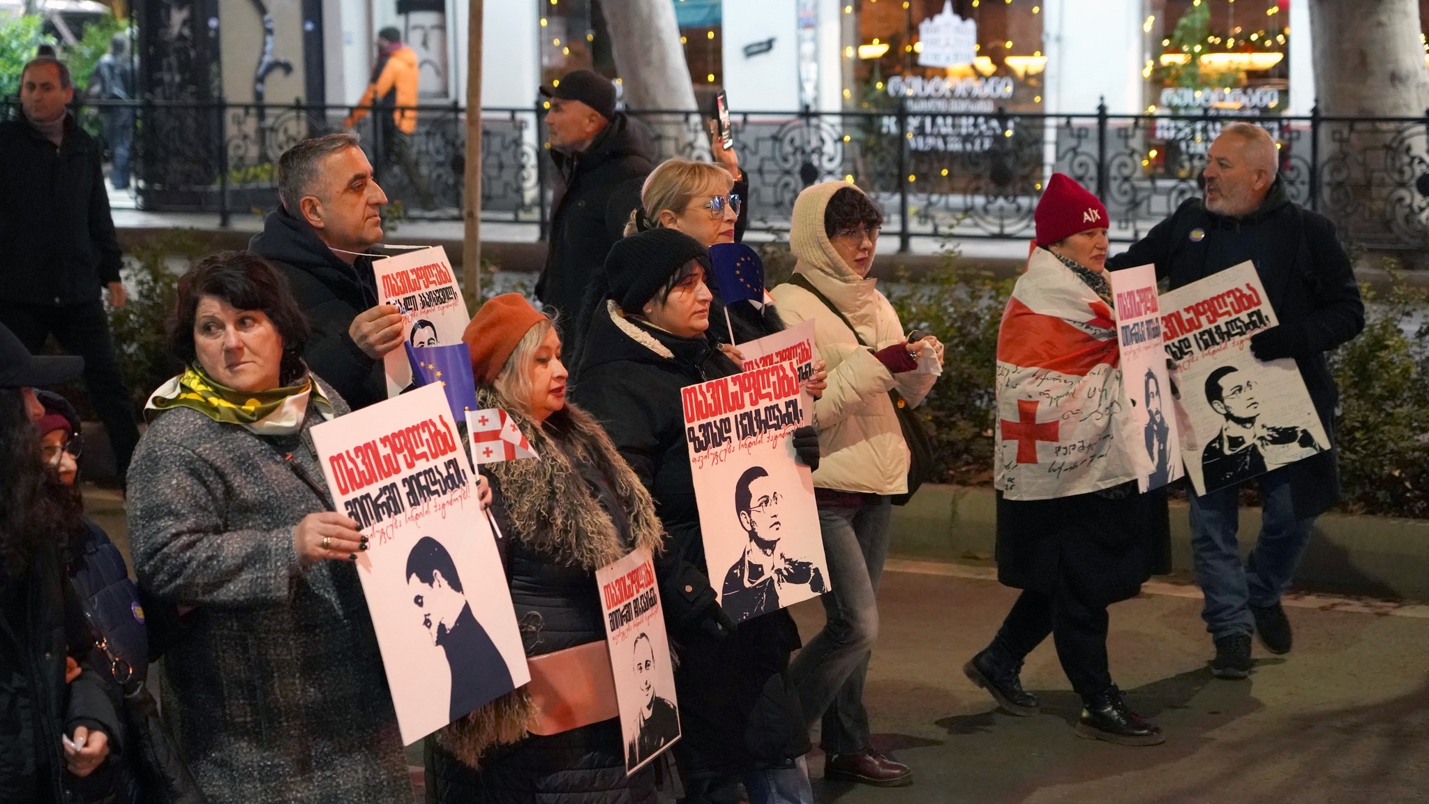 Марш с требованием освободить политзаключенных. Тбилиси, 28 декабря 2025. Фото JAMnews Марш с требованием освободить политзаключенных. Тбилиси, 28 декабря 2025. Фото JAMnews