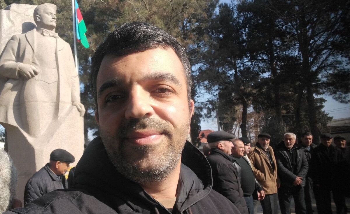 Орхан Бахыш у памятника одному из основателей Азербайджанской народной республики (1918-1920) Мамед Эмину Расулзаде. Фото с личной страницы активиста Orxan Baxış / Facebook* 