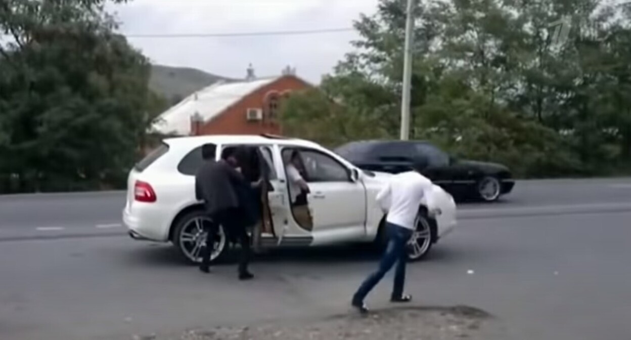 Похищение невесты, иллюстративное фото. Стопкадр из видео https://www.youtube.com/watch?v=cT8O8h57ZSg.