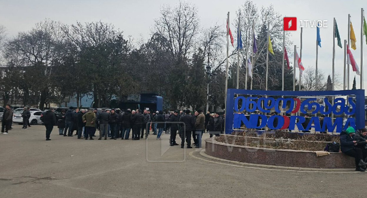 Забастовка сотрудников "Руставского азота". Фото: http://ru.gruzinform.ge/news/69182/bolee-1000-sotrudnikov-kompanii-rustavskij-azot-bastuUt-trebuA-poviSeniA-zarplati.html