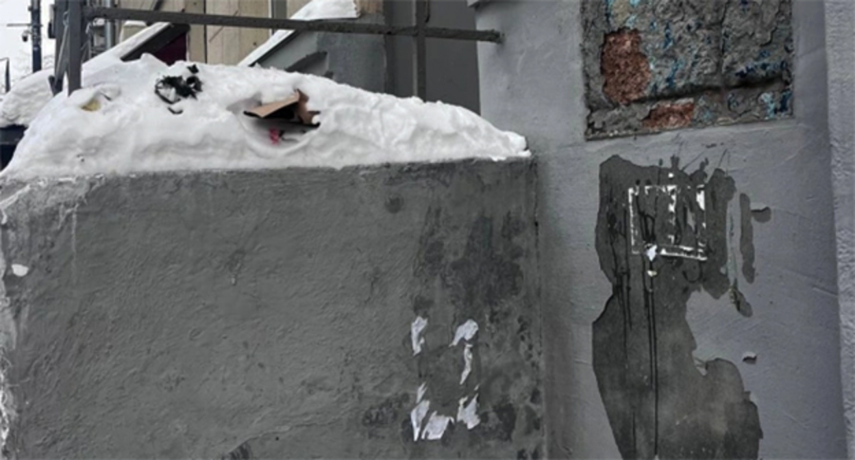 Деревянная памятная табличка на перилах дома Политковской уничтожена неизвестными. Фото: This_is_Goncharov / Telegram