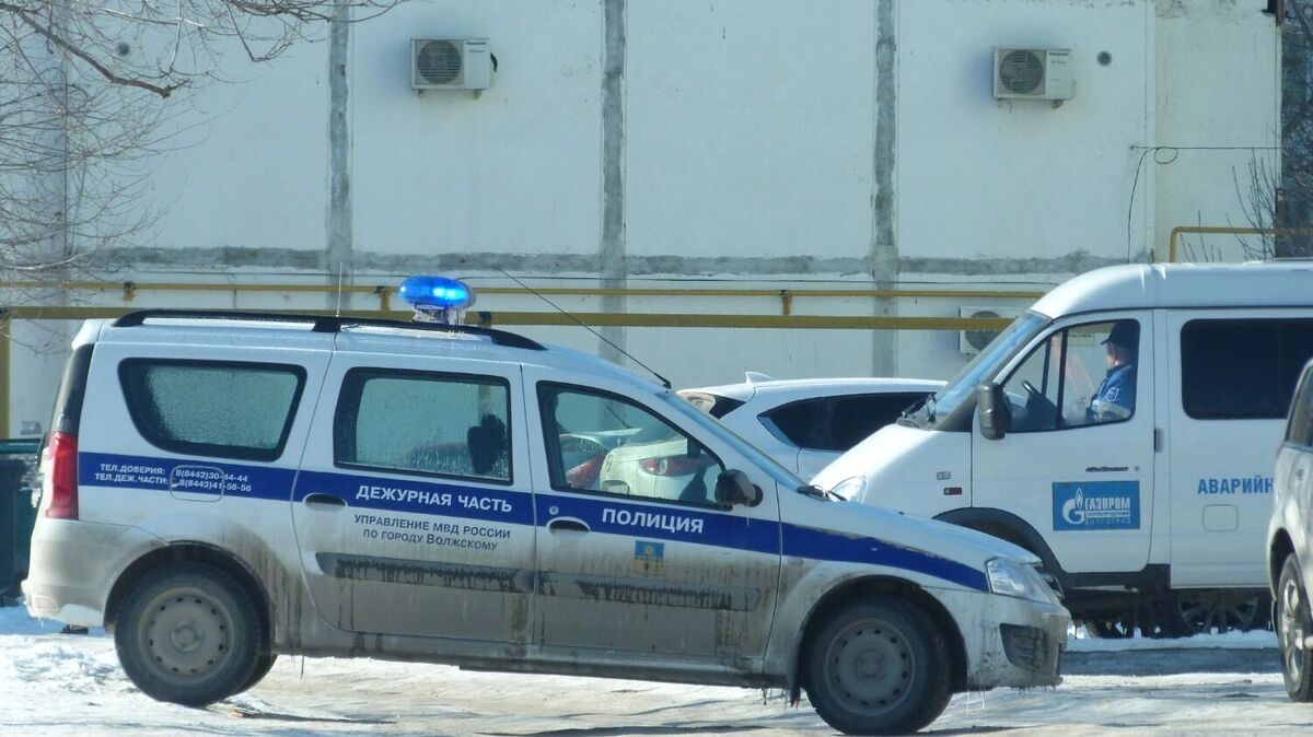 Служебные автомобили возле дома в Волжском. 11 февраля 2026 г. Фото: novostivolgograda.ru