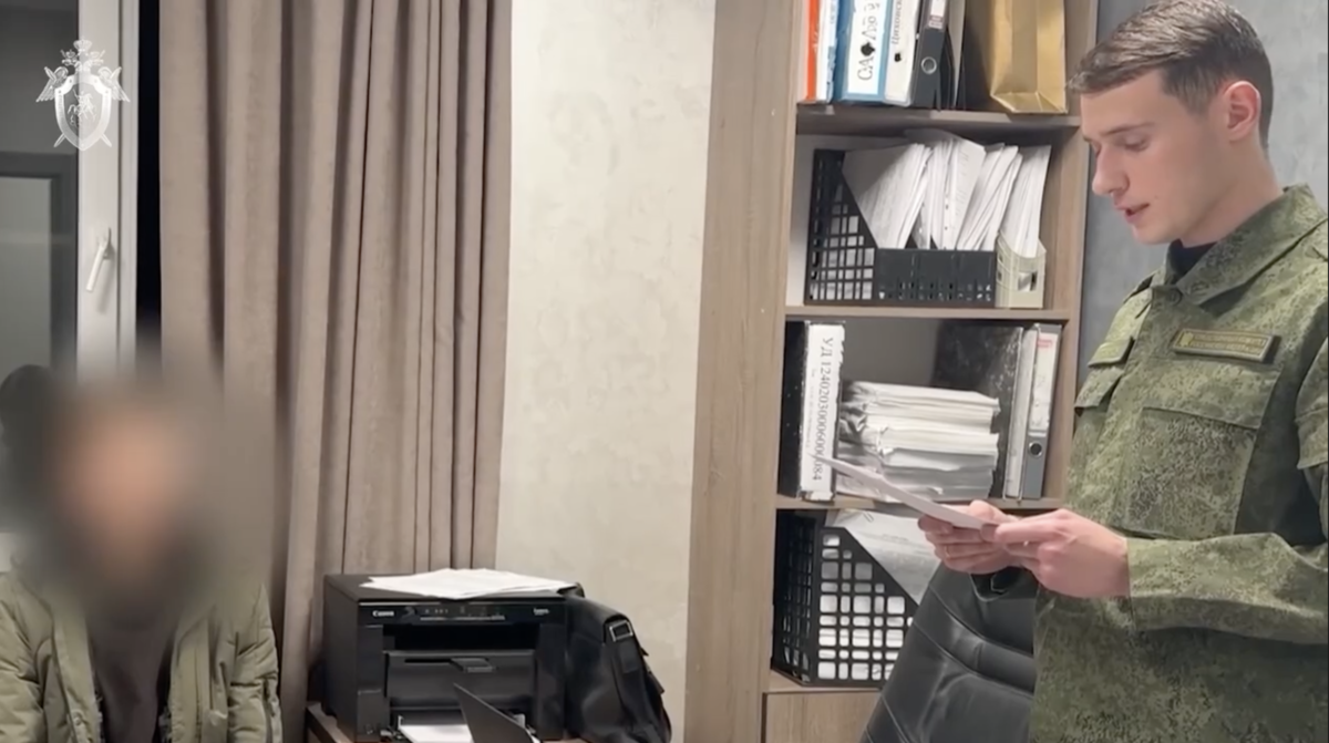 Арест одногруппника студента, открывшего стрельбу в техникуме в Анапе. Стопкадр: https://t.me/ostorozhno_novosti/45947 Арест одногруппника студента, открывшего стрельбу в техникуме в Анапе. Стопкадр: https://t.me/ostorozhno_novosti/45947