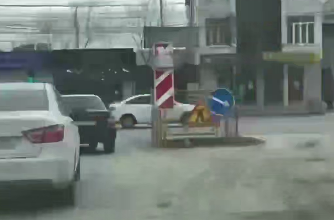 Яма на улице Ирчи Казака. Стоп-кадр видео "Сапа Кавказ", https://t.me/sapakavkaz/6455