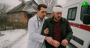 Врач ведет пострадавшего к скорой. Иллюстрация создана «Кавказским узлом» с помощью ИИ в программе Copilot