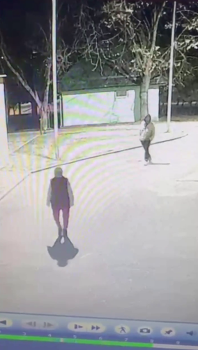 Кадр Рустам Ногмов следует за пенсионеркой Ниной Селезневой до ее убийства . Фото: Газета Юга / Telegram-канал Кадр Рустам Ногмов следует за пенсионеркой Ниной Селезневой до ее убийства . Фото: Газета Юга / Telegram-канал