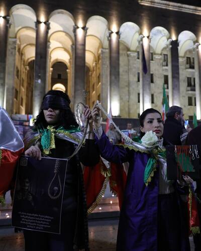 Кадр граждане Ирана присоединились к протестам перед парламентом Грузии в 448-й день протестов. Фото: Netgazeti / https://www.facebook.com/photo?fbid=1292106276298067&set=pcb.1292106386298056