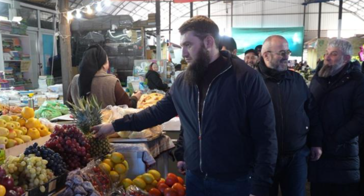 Рейд на рынке в Чечне. Скриншот фото "Грозный-информ" от 20.02.26, https://www.grozny-inform.ru/news/society/181360/