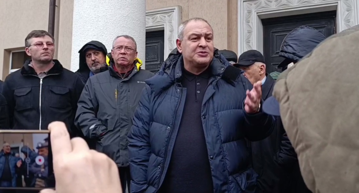 Участники схода оппозиции в Сухуме. 23 февраля 2026 года. Кадр видео из телеграм-канала "Газета.abh" https://t.me/gazetaabg/16292