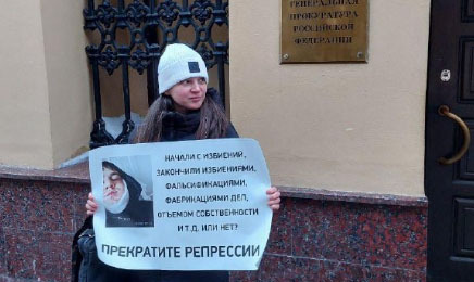 Задержание Юлии Мельниченко. 24 февраля 2026  г. Фото: https://t.me/ovdinfolive/40121 включено в реестр ингантов


