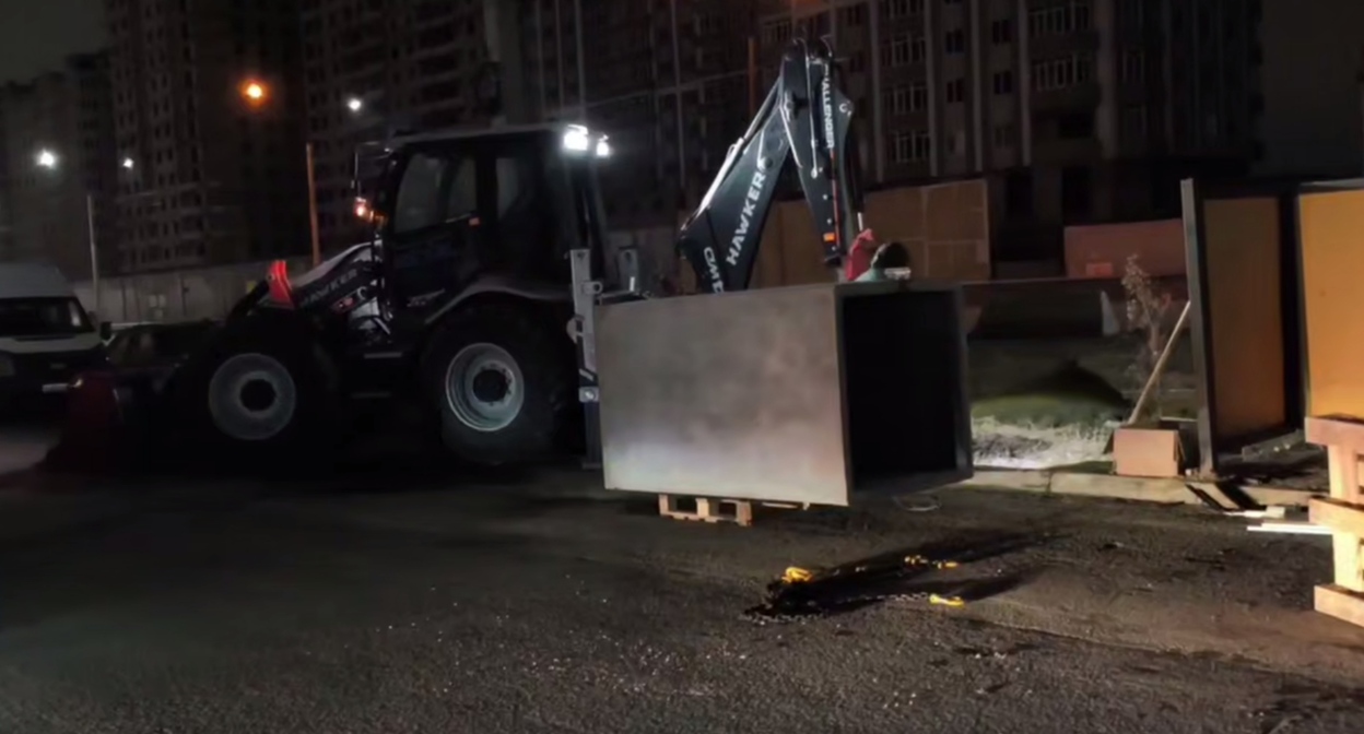 Установка мусорного контейнера. Кадр видео администрации Каспийска https://t.me/admkasp