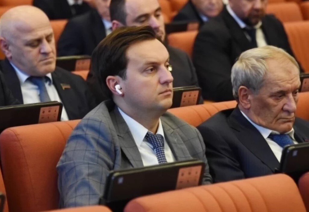 Кирилл Глазов (слева). Фото: пресс-служба парламента Дагестана