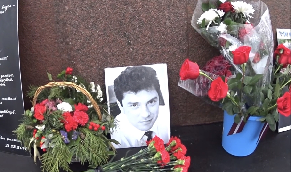 Фото Бориса Немцова на Большом Москворецком мосту. Кадр видео styazshkin / YouTube