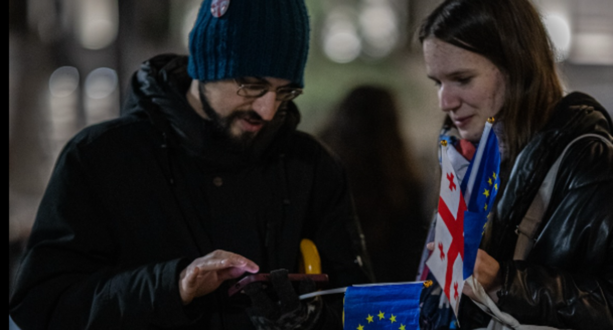 Участники акции протеста у парламента Грузии. Скриншот фото Publika https://www.facebook.com/photo?fbid=1695037485229128&set=pcb.1695037538562456