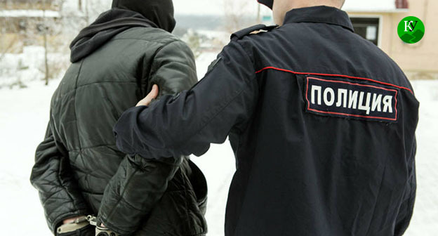 Сотрудник полиции задерживает подозреваемый. Иллюстрация создана "Кавказским узлом" при помощи ИИ в программе Copilot