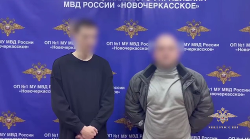 Кадр двое молодых людей извинились за танцы у кафедрального собора. Фото: Ирина Волк / Telegram-канал