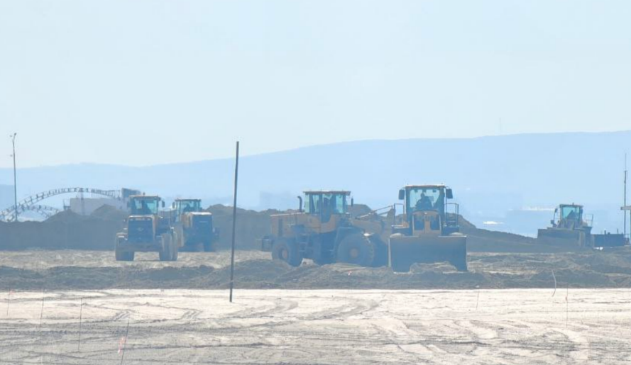 Работы на пляже. Скриншот фото Юрия Озаровского от 08.03.26, https://t.me/MoreOz/118365?single.