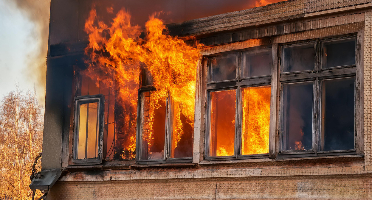 Пожар в административном здании. Иллюстрация создана «Кавказским узлом» с помощью ИИ в программе Copilot