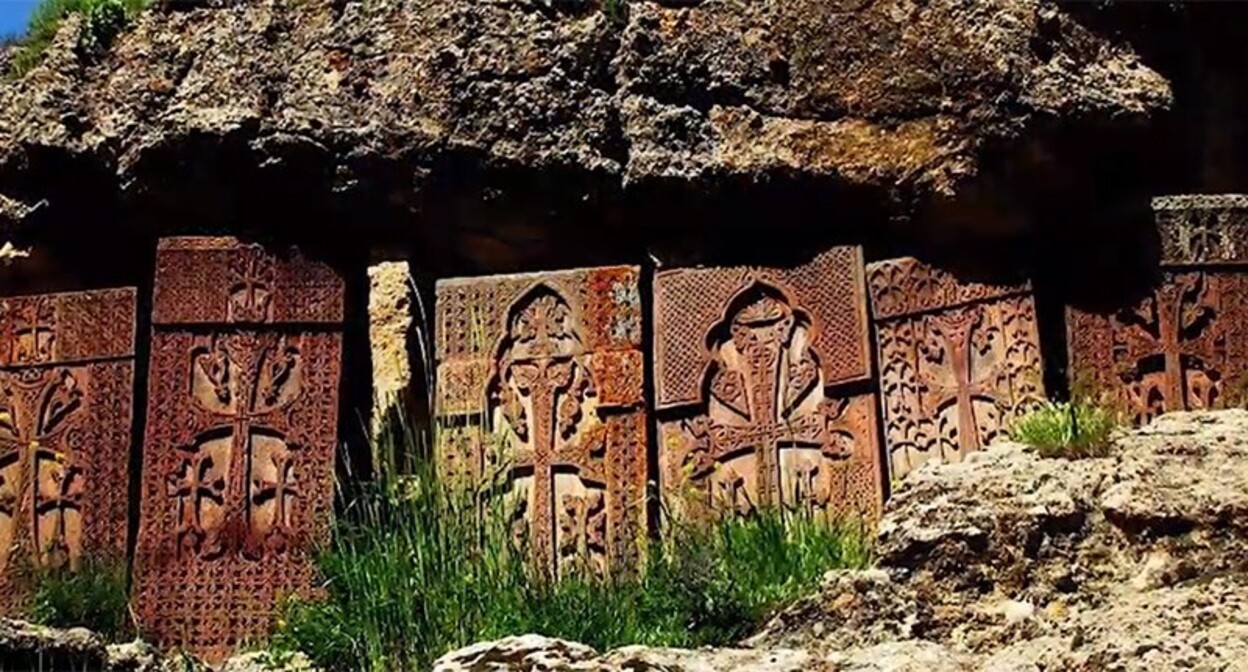 Хачкары. Кадр из видео https://www.youtube.com/watch?v=52B0spJBGw0 Хачкары. Кадр из видео https://www.youtube.com/watch?v=52B0spJBGw0