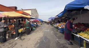 Продуктовые ряды на рынке в Грозном. Кадр видео City Path Explorers / YouTube 