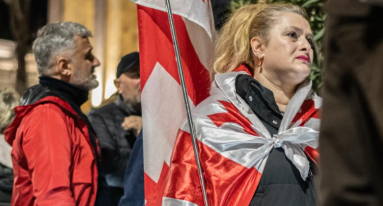 Активисты у здания парламента. Скриншот фото Publika от 21.03.26,  https://www.facebook.com/photo?fbid=1711578323575044&set=pb.100041686795244.-2207520000 (деятельность компании Meta, владеющей соцсетью, запрещена в России).