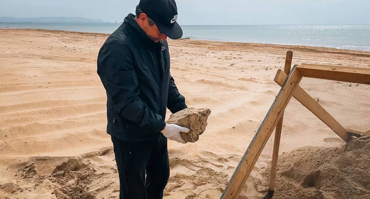 Сбор мазута на пляжах Анапы. 23 марта 2026 г. Фото: https://t.me/setisitolopata/2757