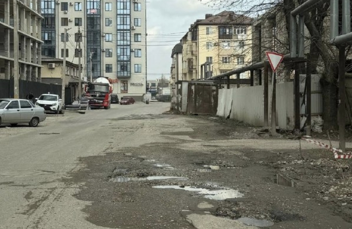 Ямы на улице Чернышевского в Нальчике. Фото: прокуратура Кабардино-Балкарии / Telegram