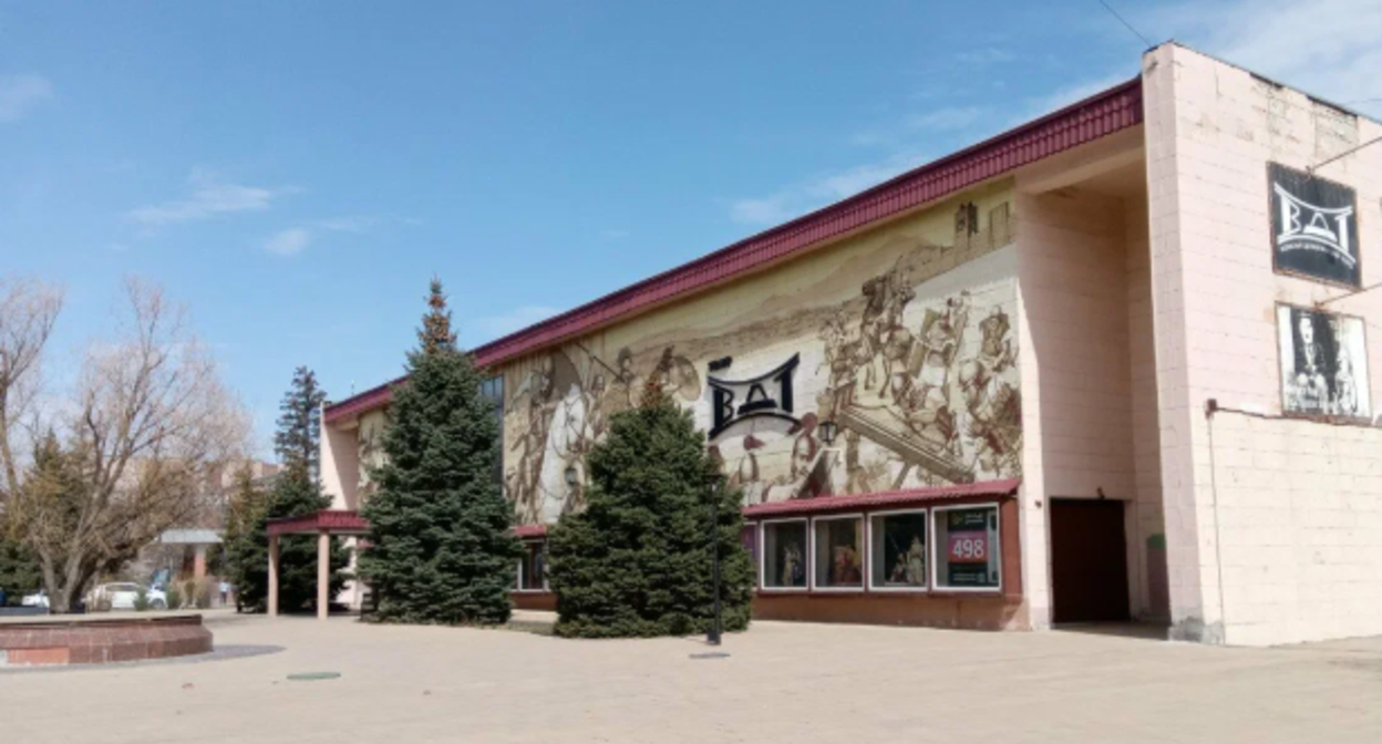 Драмтеатр в Волжском, у которого планировалось провести митинг. Скриншот фото с сервиса "Яндекс.карты", https://yandex.ru/images/search?from=tabbar&img_url=https%3A%2F%2Favatars.mds.yandex.net%2Fget-altay%2F12865251%2F2a0000018eeb30459c070387a9e0875a5511%2Forig&lr=214&pos=0&rpt=simage&text=%D0%B2%D0%BE%D0%BB%D0%B6%D1%81%D0%BA%D0%B8%D0%B9%20%D0%B4%D1%80%D0%B0%D0%BC%D1%82%D0%B5%D0%B0%D1%82%D1%80