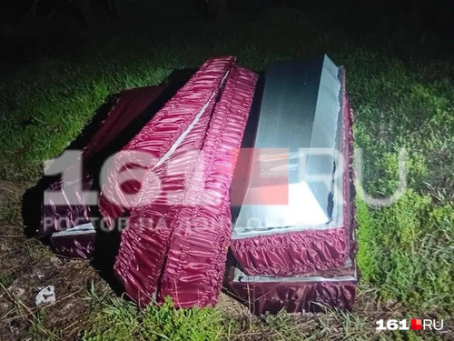 Кадр брошенный гробы у поселка Овощной под Ростовом. Фото: 161.ru / https://161.ru/text/incidents/2026/03/26/76332340/