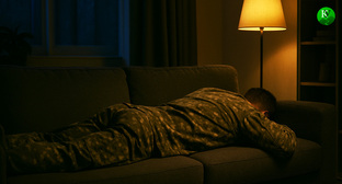 Военнослужащий дома. Иллюстрация создана «Кавказским узлом» с помощью ИИ в программе Copilot