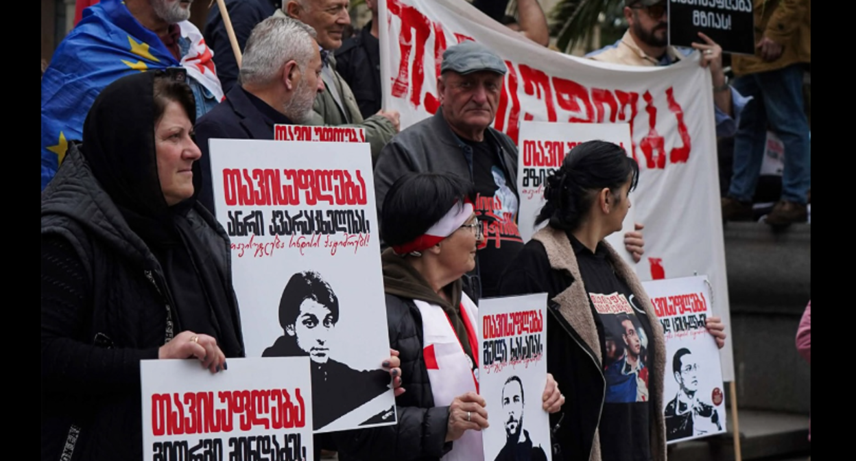 Участники акции в Кутаиси с портретами политзаключенных. Фото Mo Se. Скриншот фото https://www.facebook.com/photo/?fbid=4263152930666113&set=pcb.4263154510665955 (деятельность компании Meta, владеющей соцсетью, запрещена в России)