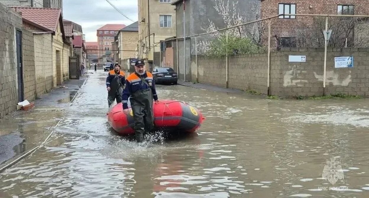 Спасатели в зоне подтопления. Фото: пресс-служба МЧС по Дагестану / Telegram Спасатели в зоне подтопления. Фото: пресс-служба МЧС по Дагестану / Telegram