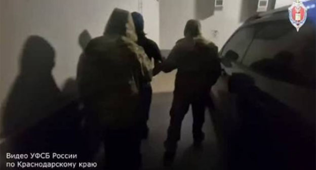 Задержание подозреваемого в приготовлении к поджогу трансформаторной подстанции. 31 марта 2026 г. Скриншот виде https://www.instagram.com/reels/DWizwpjjK3P/ Задержание подозреваемого в приготовлении к поджогу трансформаторной подстанции. 31 марта 2026 г. Скриншот виде https://www.instagram.com/reels/DWizwpjjK3P/