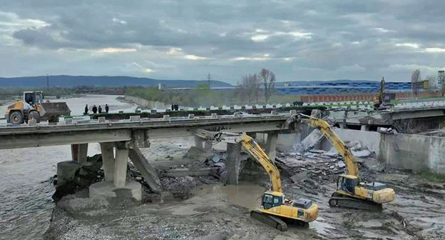 Поврежденный мост в Чечне. "Грозный Информ" Фото: https://www.grozny-inform.ru/news/society/182357/ Поврежденный мост в Чечне. "Грозный Информ" Фото: https://www.grozny-inform.ru/news/society/182357/