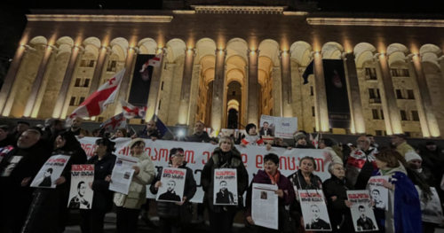 Родные политзаключенных. Скриншот фото Pirveli от 04.04.26, https://tvpirveli.ge/ka/siaxleebi/sazogadoeba/124881-rejimi-unda-tsavides-dedaqalaqshi-traditsiuli-shabatis-marshi-mimdinareobs