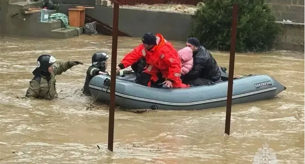 Эвакуация людей в Дагестане. Фото: МЧС России